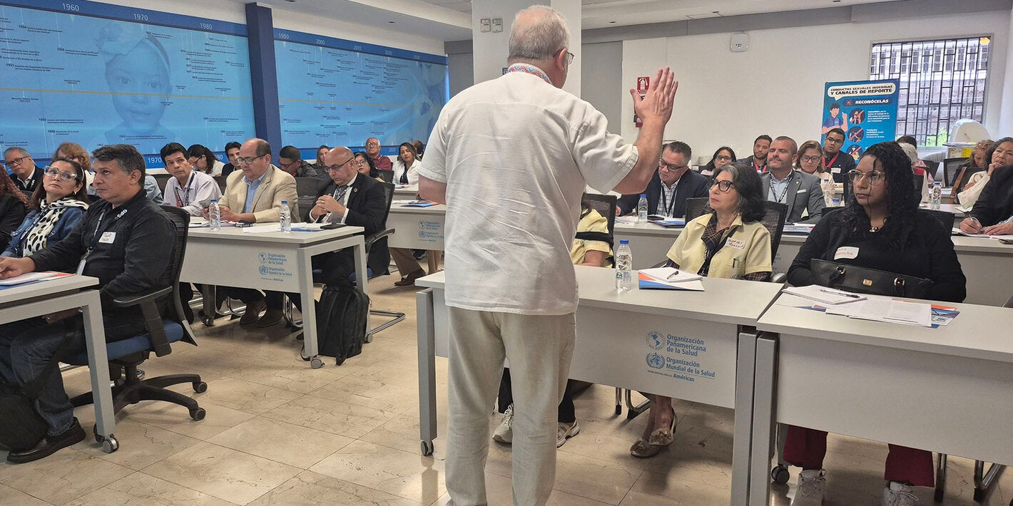 El representante de la OPS en Venezuela, Armando de Negri Filho, abre el debate en café de trabajo con actores en salud