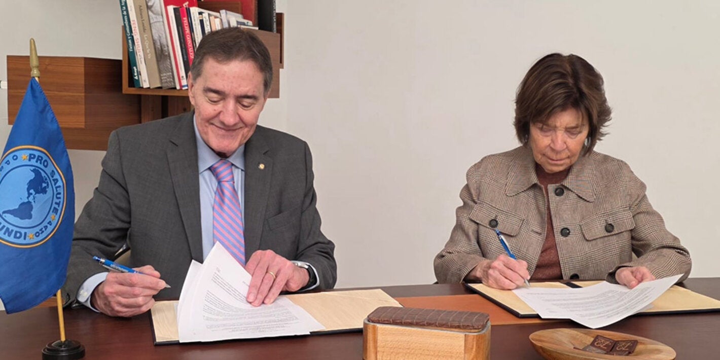 firmando el acuerdo