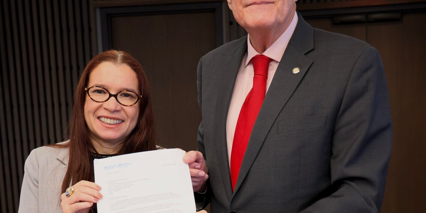 Diretor da OPAS e presidente do CONASS seguram certificado