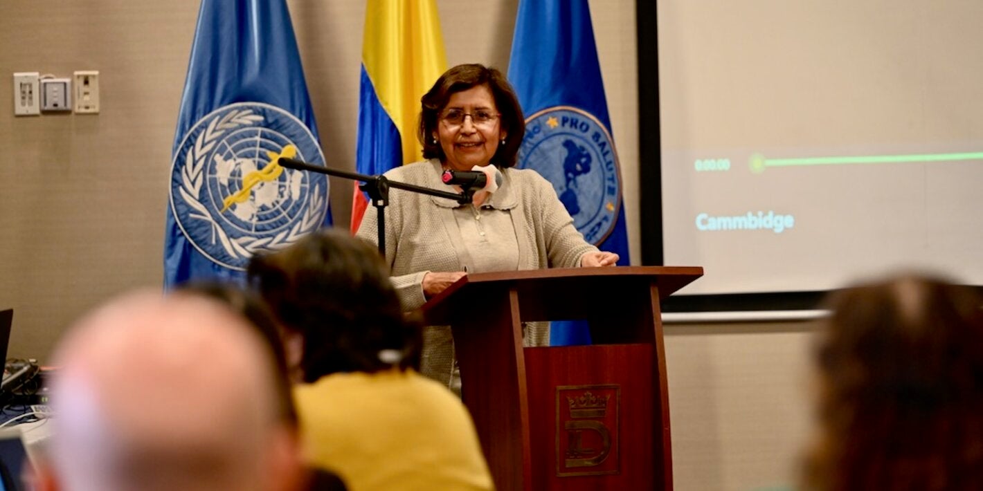 mujer dando un discurso ante publico