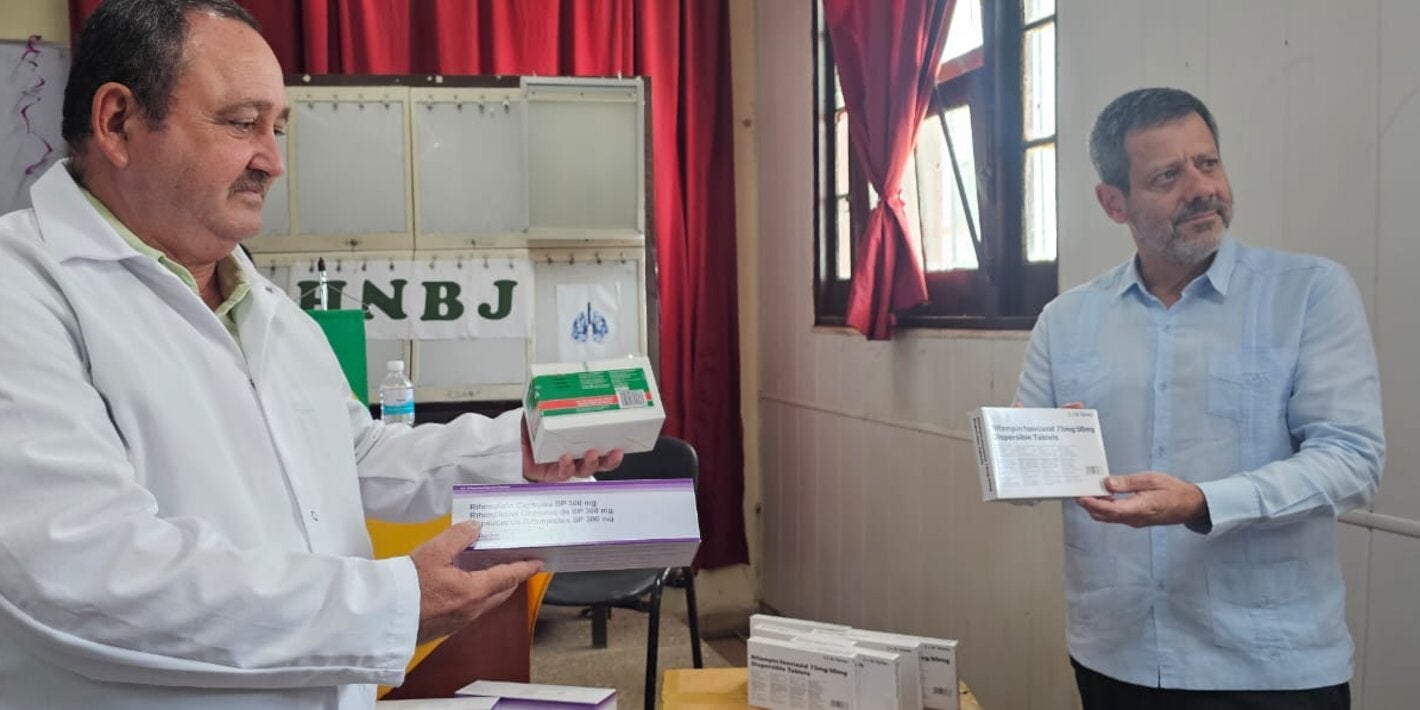 Donación de medicamentos antituberculosos de Brasil en el Hospital Neumológico Benéfico Jurídico