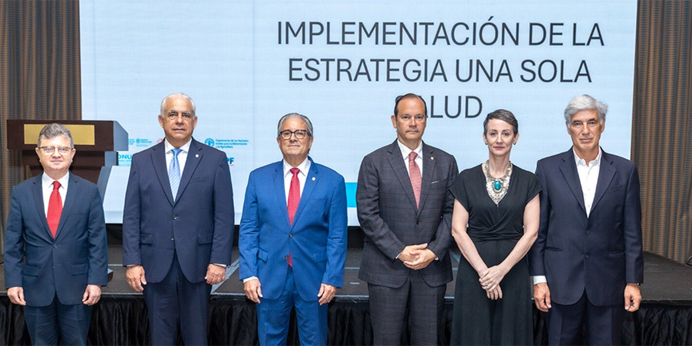 Fotgrafía de autoridades participantes en la reunión para consolidad la estrategia Una Sola Salud