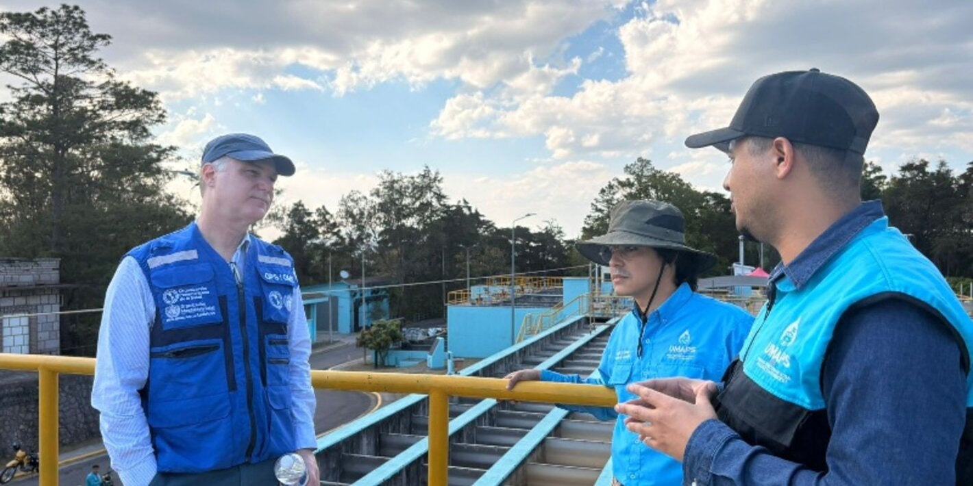 Dr. Buss visita planta potalizadora de agua en Honduras