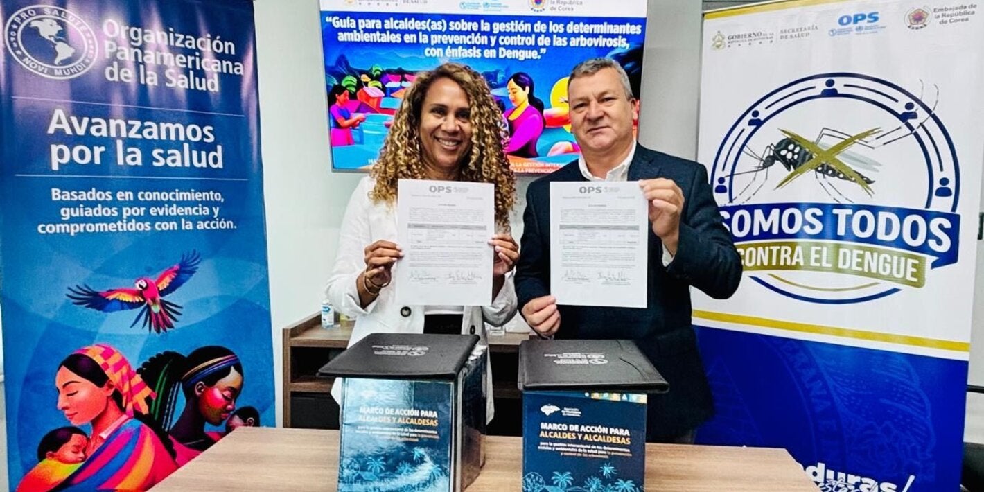 Representante entrega a la AMHON documento para la acción contra el dengue