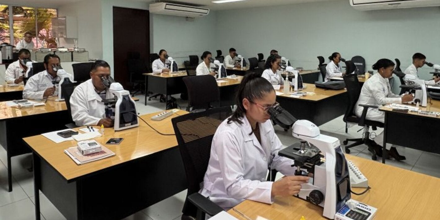 Microscopistas del Ministerio de Salud actualizan conocimientos en diagnóstico y control de calidad de la malaria