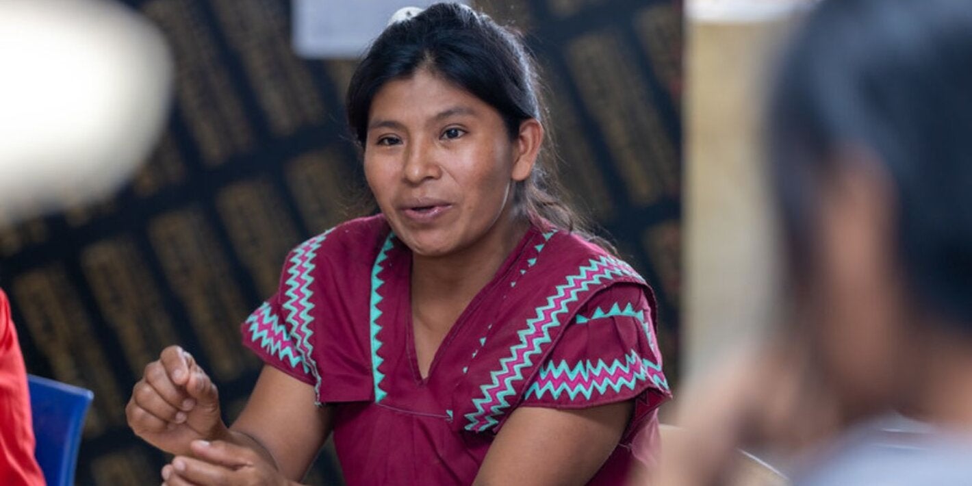 mujer sentada conversando