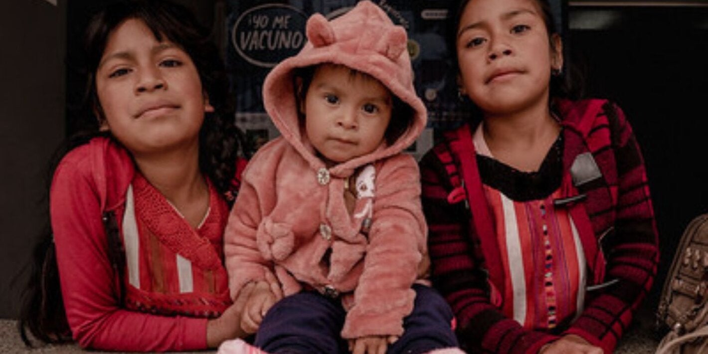 niños sentados 