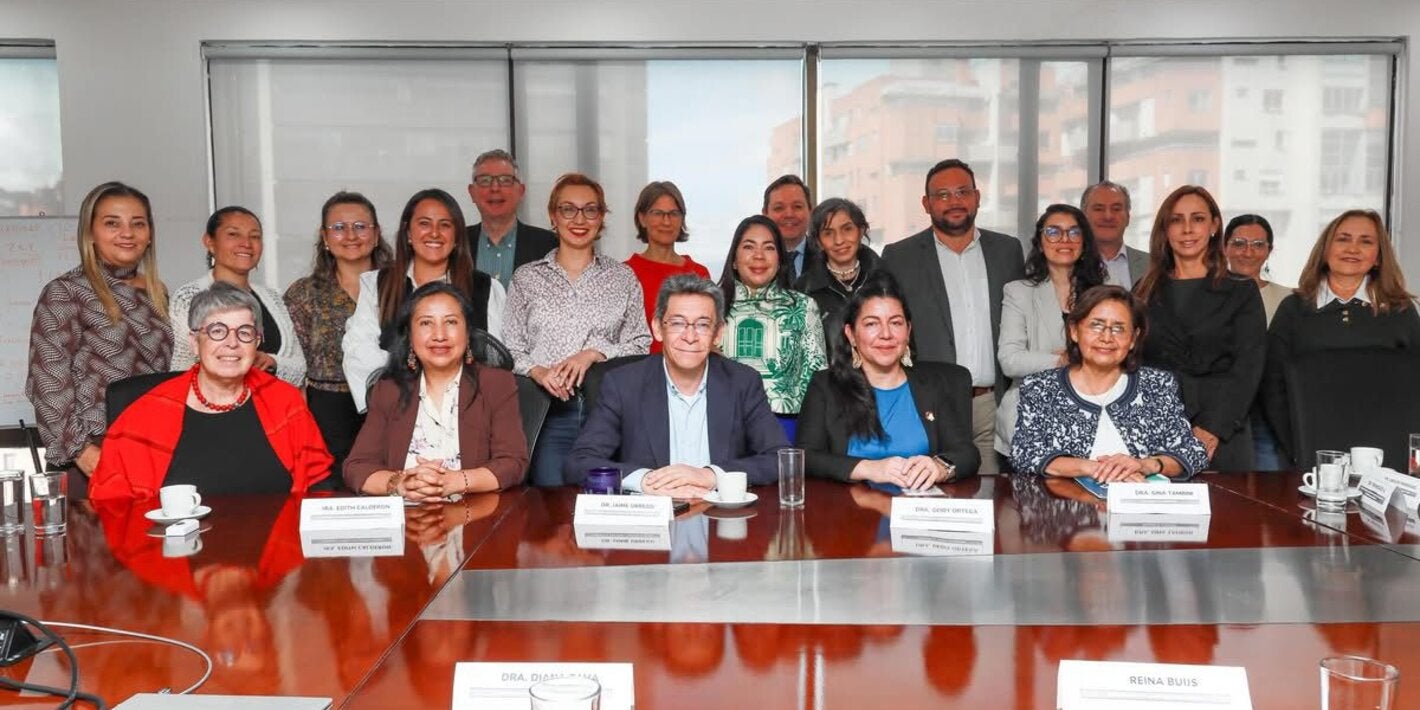 personas detras de una mesa posando para una foto