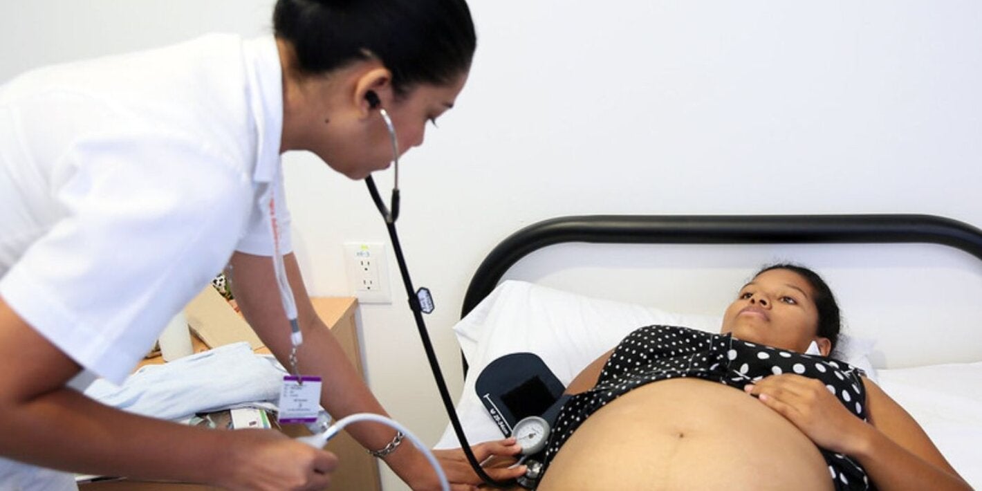 mujer embarazada tomando la presión