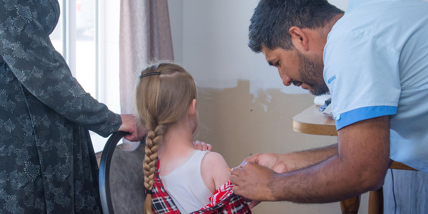 niña recibe vacuna