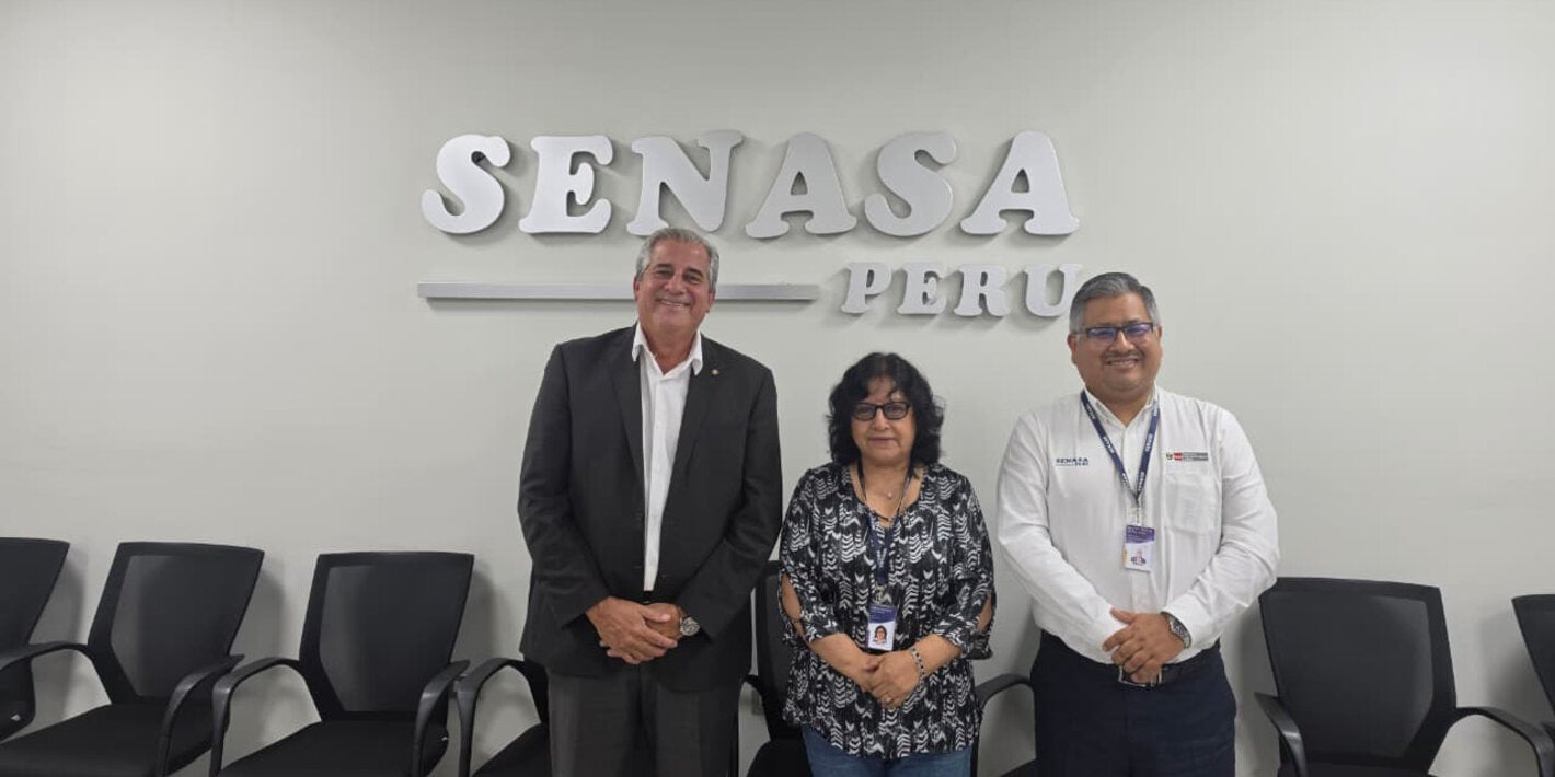 autoridades del SENASA Perú junto con técnico de PANAFTOSA