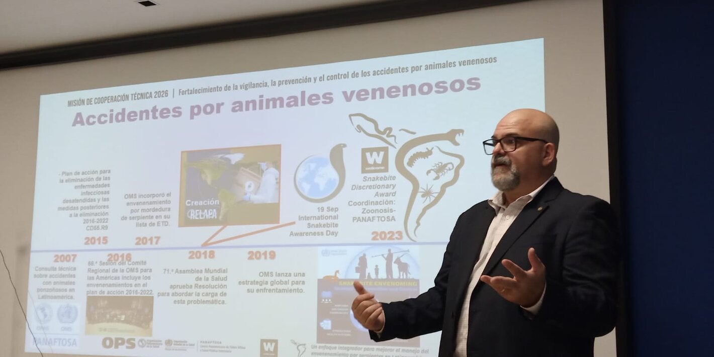 técnico de PANAFTOSA en capacitación sobre envenenamientos de animales venenosos en Venezuela