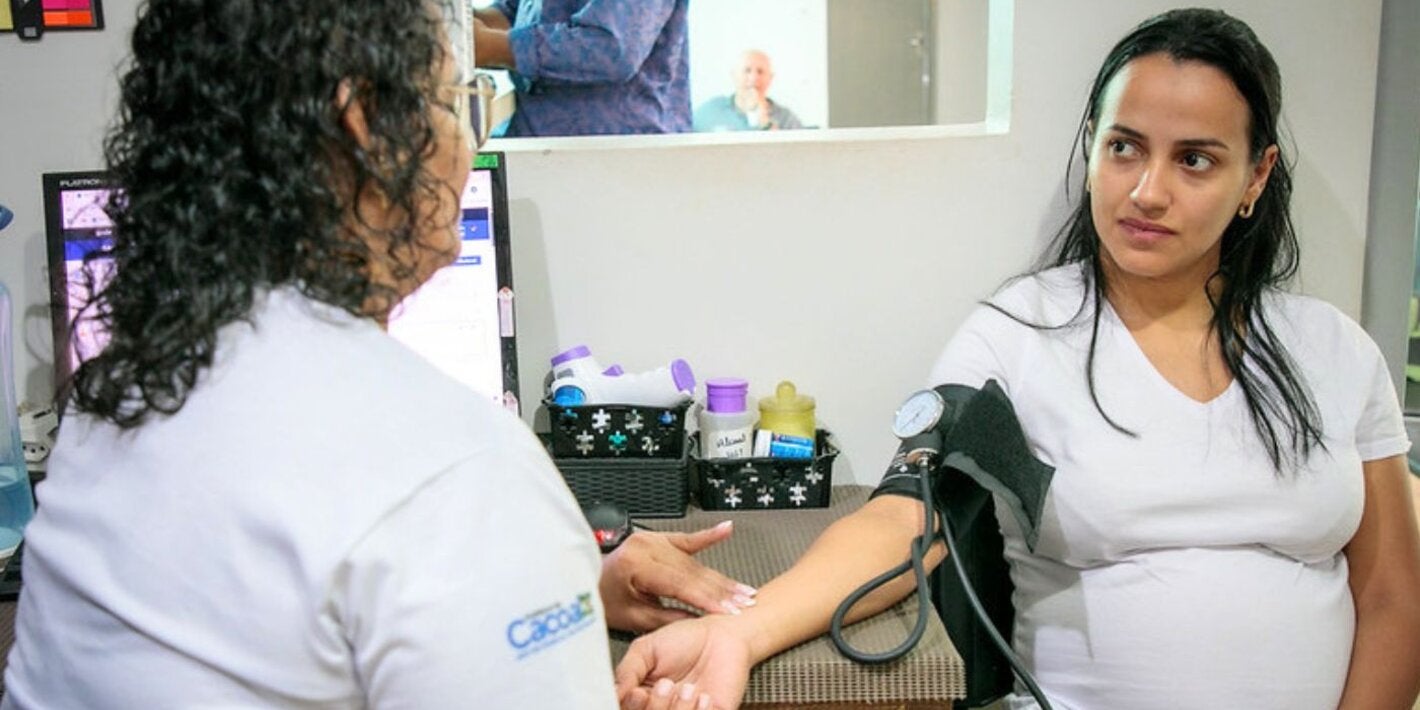 mujer tomando la presión en centro de salud