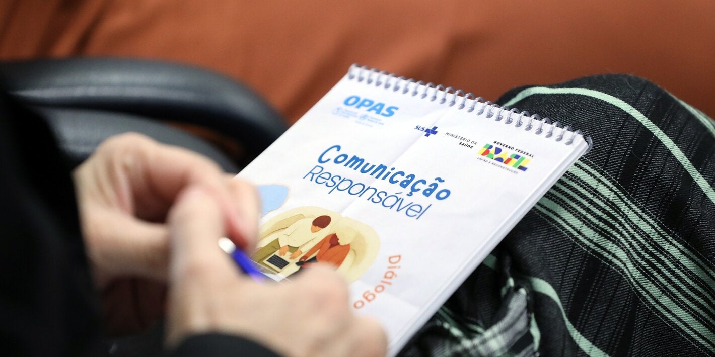 Participante da oficina segura bloco da oficina de comunicação responsável sobre suicídio