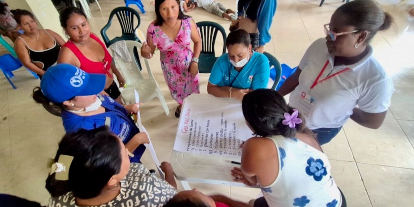 personas en actividad comunitaria