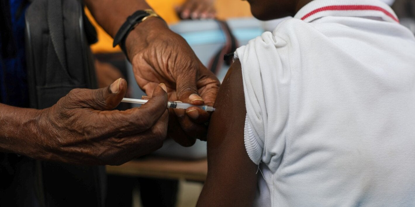 enfant prenant un vaccin