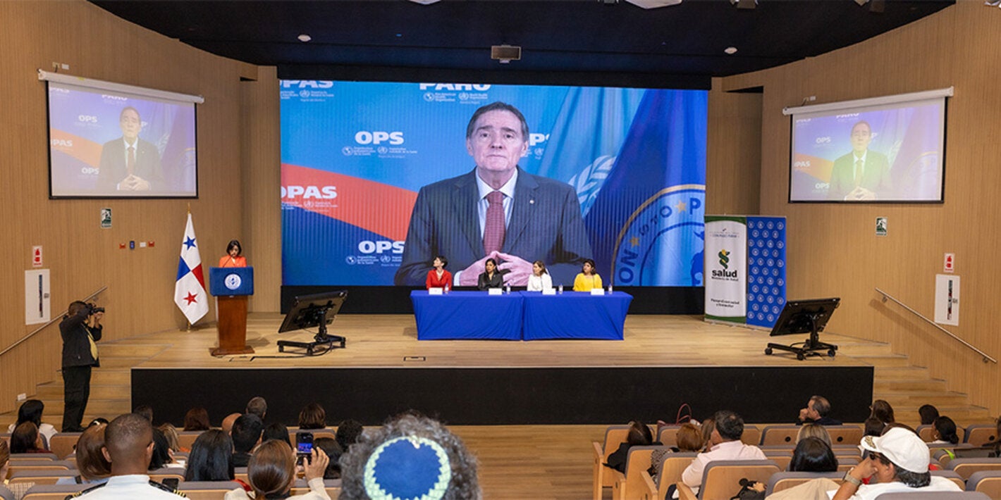 Fotografía dentro del auditorio donde se conmemora el Día Mundial del Donante de Sangre, registrada durante la presentación del video mensaje del directo de la OPS, Dr. Jarbas Barnosa.