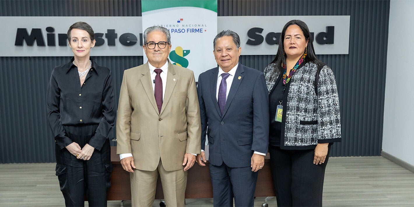 Fotografía grupal de las autoridades presentes en el lanzamiento del proyecto Transformación de los datos de REGES en tableros para la toma de decisiones