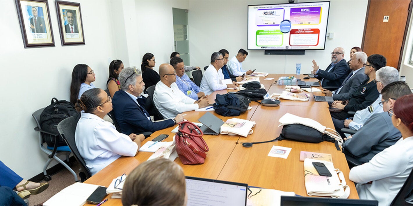 Fotografía de los participantes en la mesa de trabajo durante la Misión de Cooperación técnica para el fortalecimiento de la vigilancia, la prevención y el control de los accidentes por animales venenosos en Panamá.