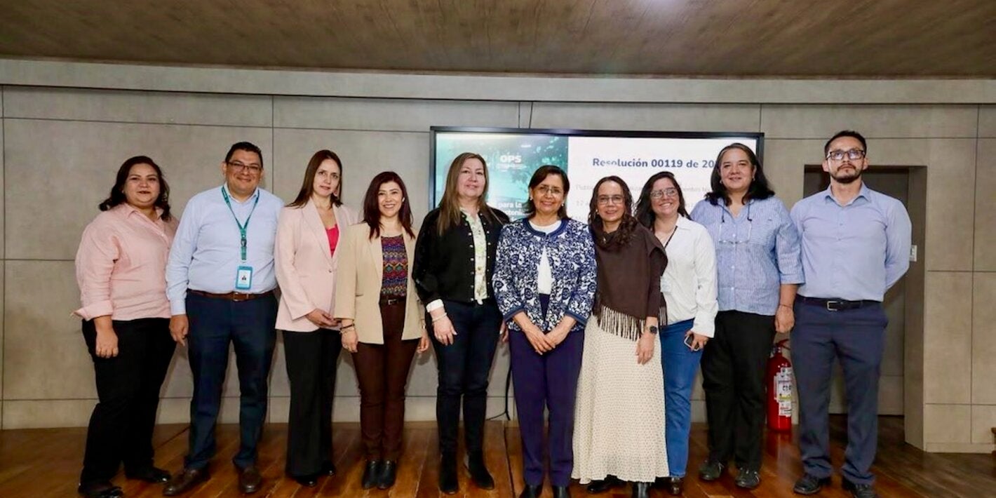 grupo de personas posando