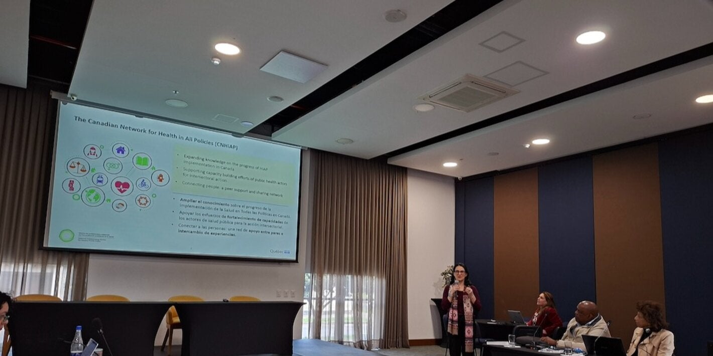 persona exponiendo en evento