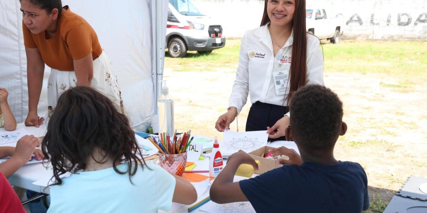 Feria de Salud en Tapachula, Chiapas. Personal de salud estatal atiende a niñas y niños en temas de salud mental