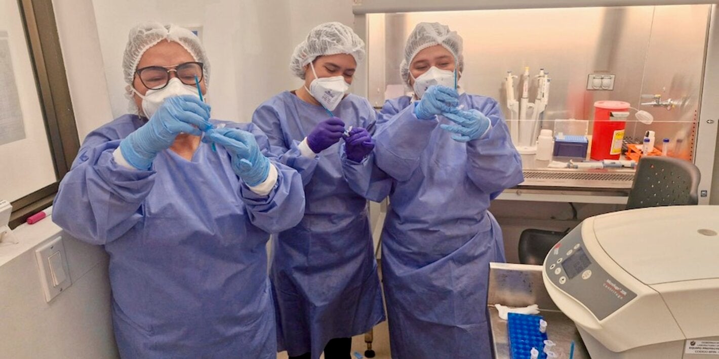 personas en un laboratorio