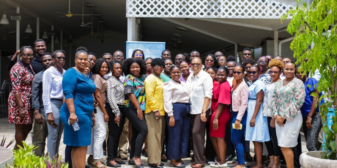 Participants.es de la formation prenant une photo de groupe