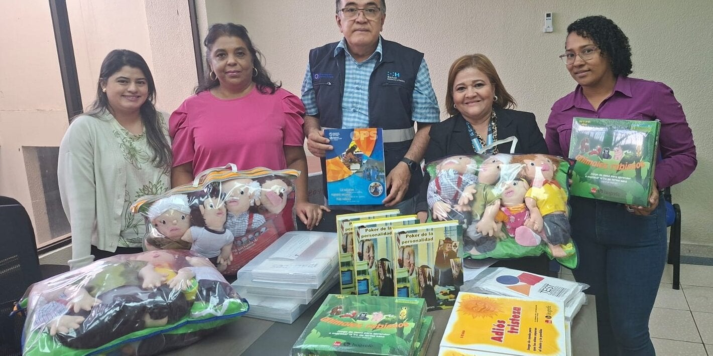 Autoridades de salud reciben materiales de salud mental