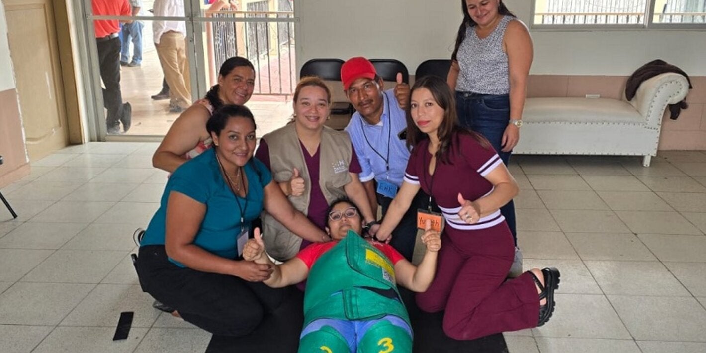 Voluntarios aprenden a usar traje antichoque