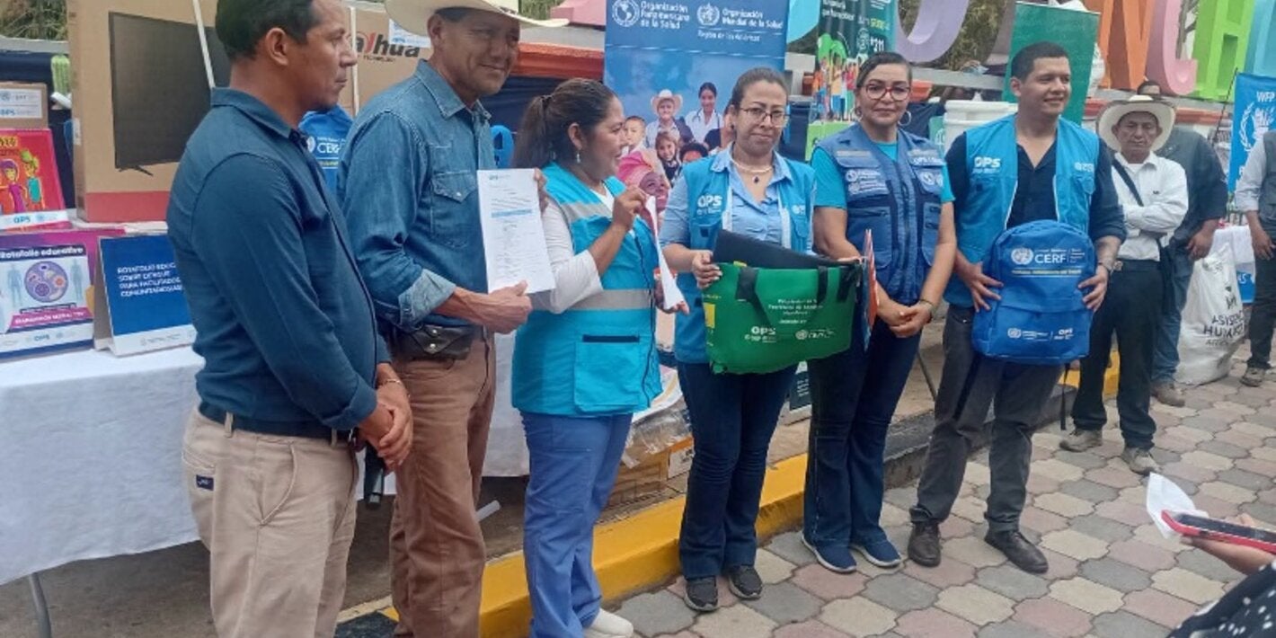 entrega de insumos a centro de salud de Vado Ancho