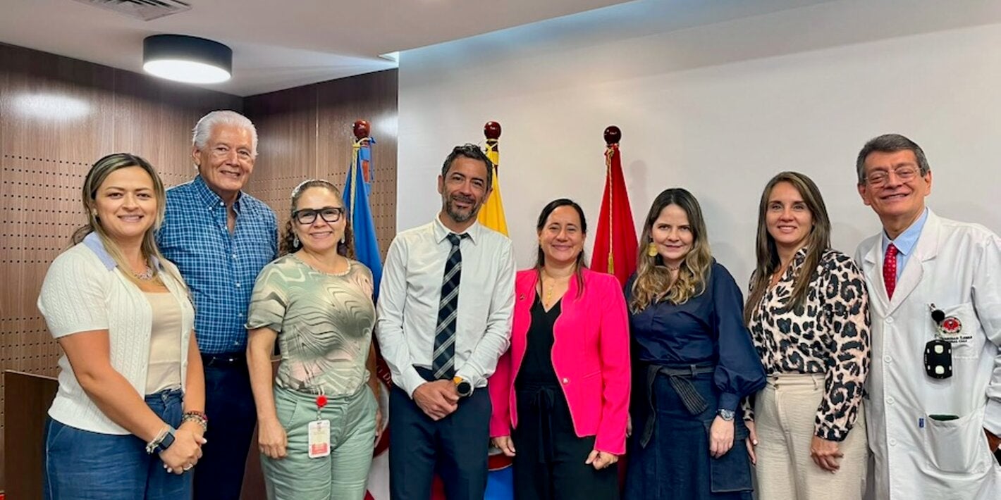 Personas en reunion frente a camara