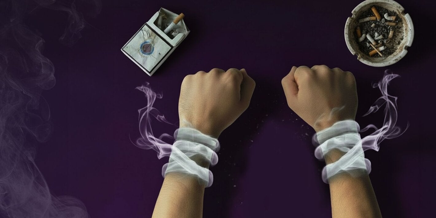 manos atadas con humo de tabaco