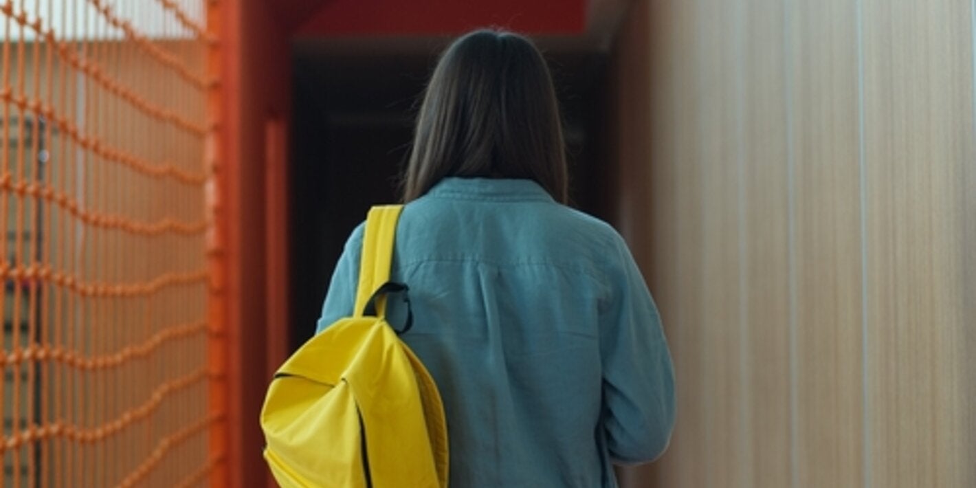mujer caminando de espalda