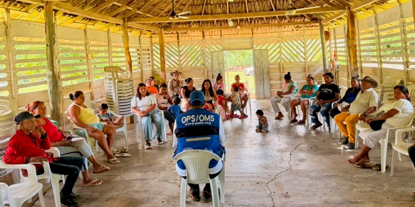 personas indigenas escuchando a personal de OPS