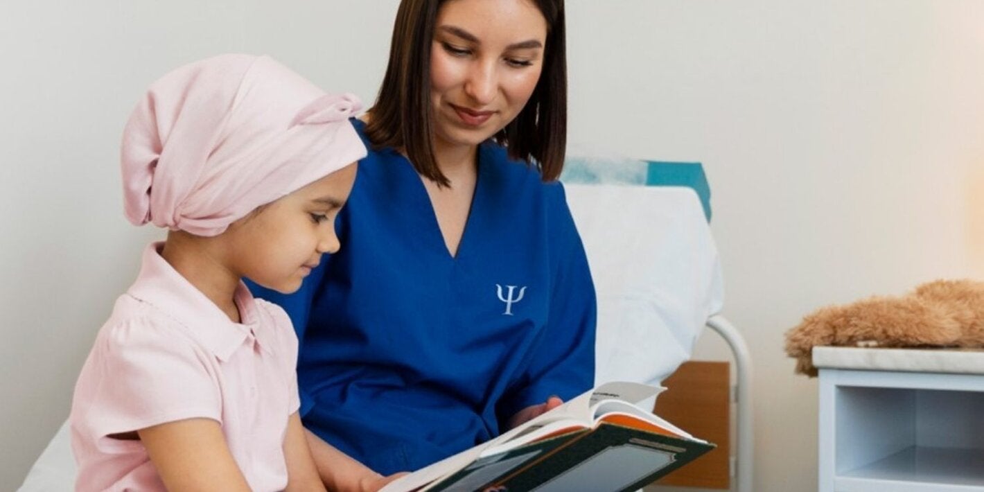 personal de salud mostrándole un libro a una niña con cáncer