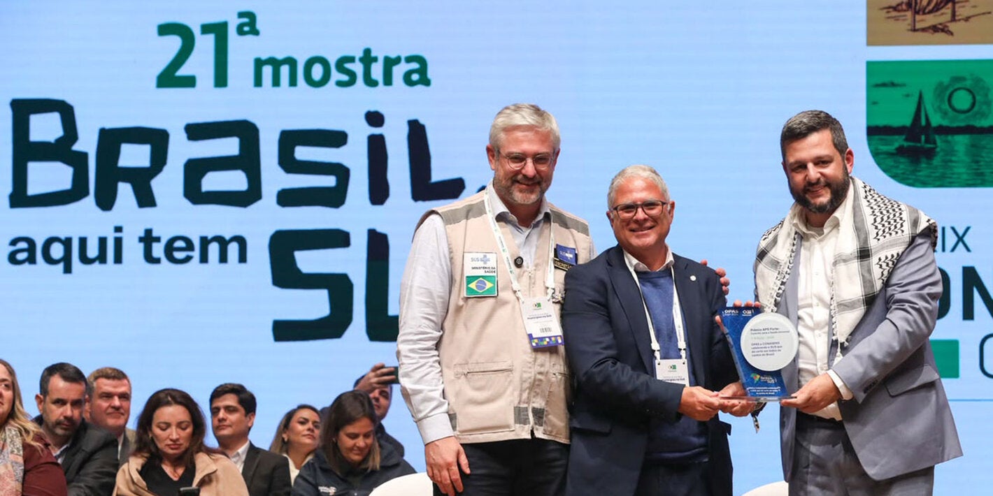 Autoridades seguram o troféu que as experiências selecionadas e suas equipes recebem