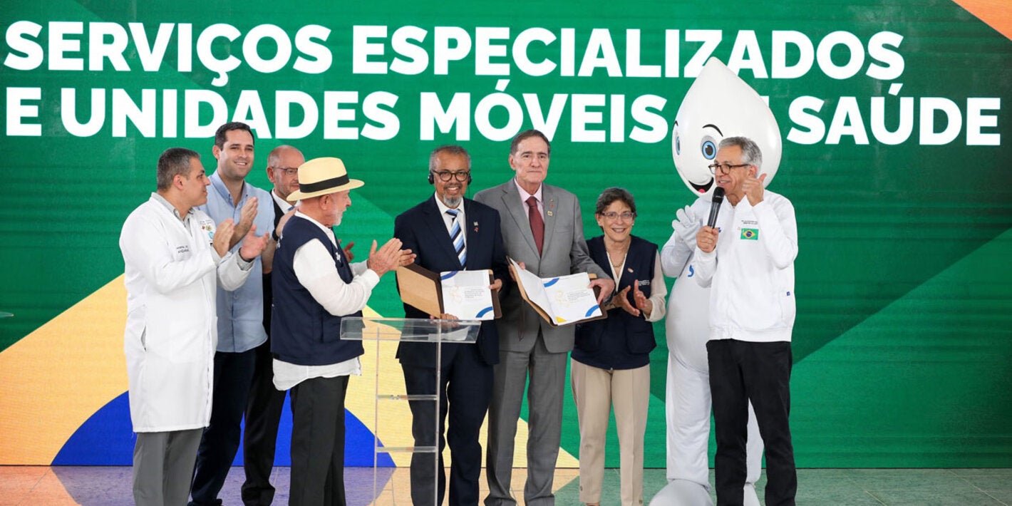 r. Jarbas Barbosa received form President Lula and Minister Padilha the dossier requesting the certification of the elimination of mother-to-child transmission of hepatitis B as a public health problem.blem.