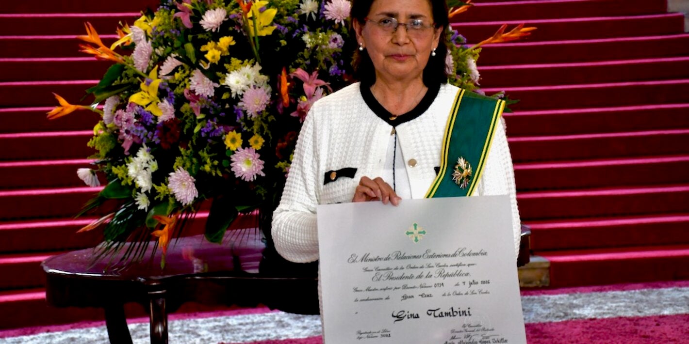persona sosteniendo un diploma
