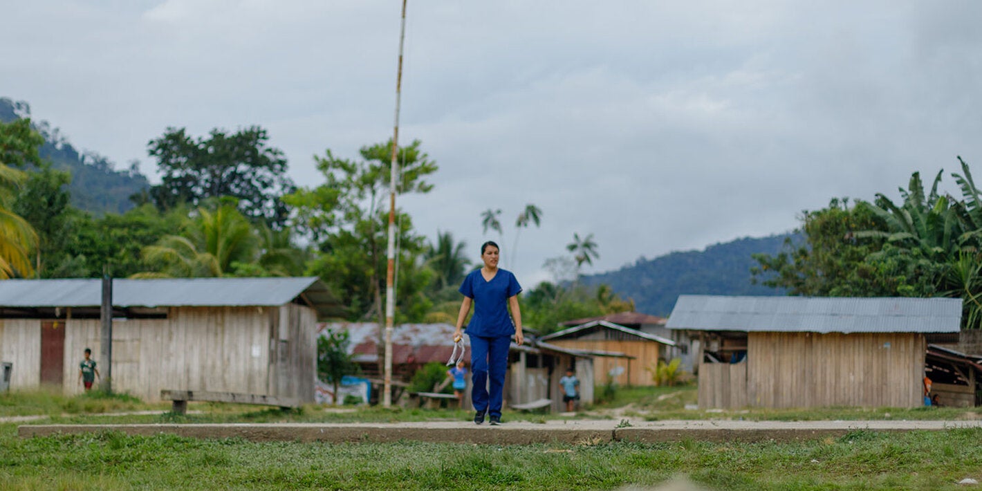 Doctora caminando por la Amazonía Peruana