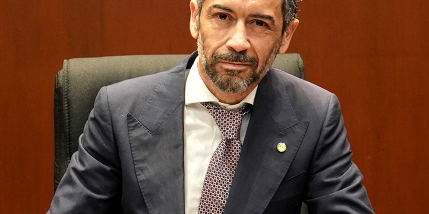 Nuevo representante de OPS Perú firmando transferencia