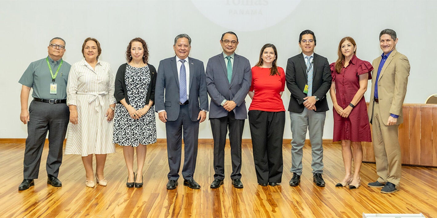 Fotografía grupal de autoridades presentes en el acto protocolar de la jornada del uso racinoal de medicamentos