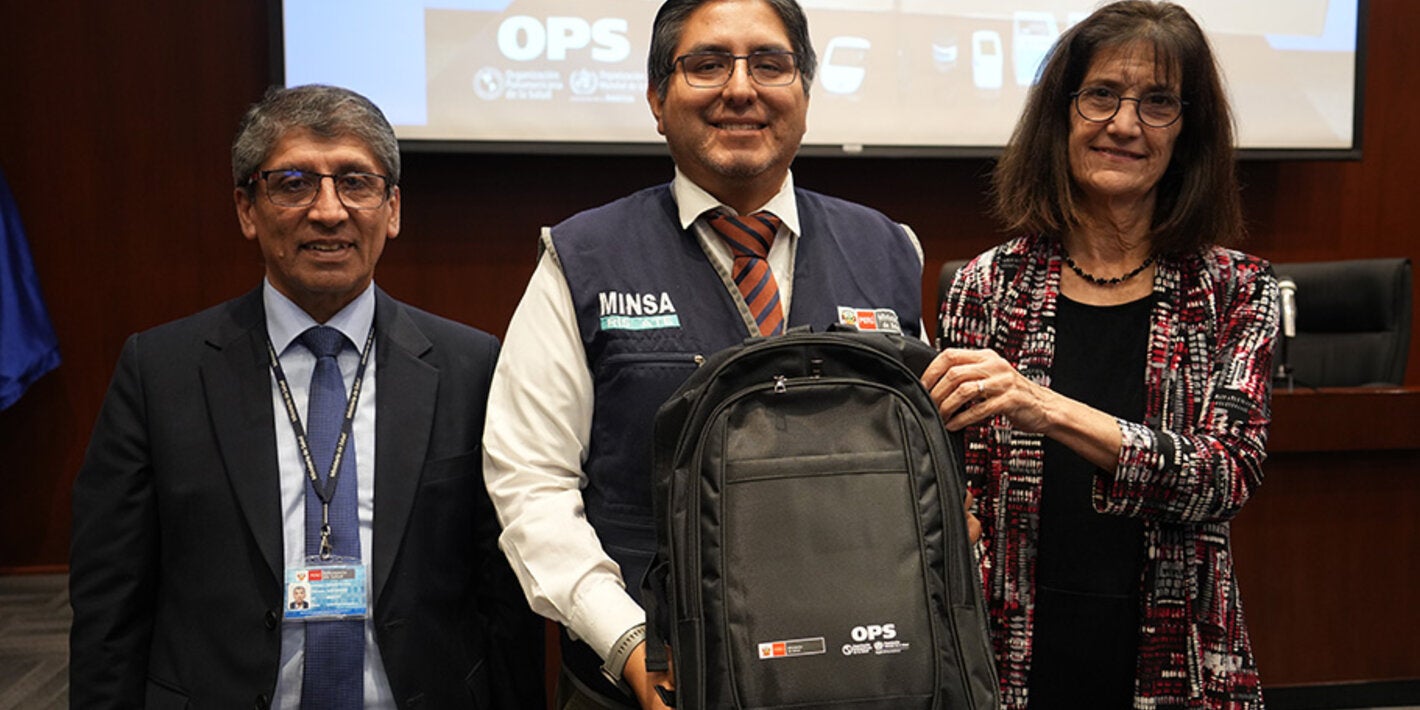 Entrega de mochilas por parte de la OPS