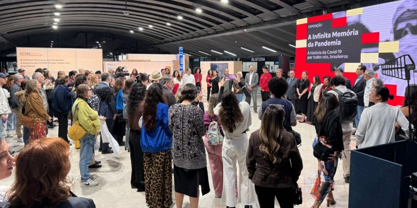 Ceremonia de inauguración de la exposición "La Infinita Memoria de la Pandemia", en el Centro Cultural São Paulo, con el público reunido frente al espacio expositivo.