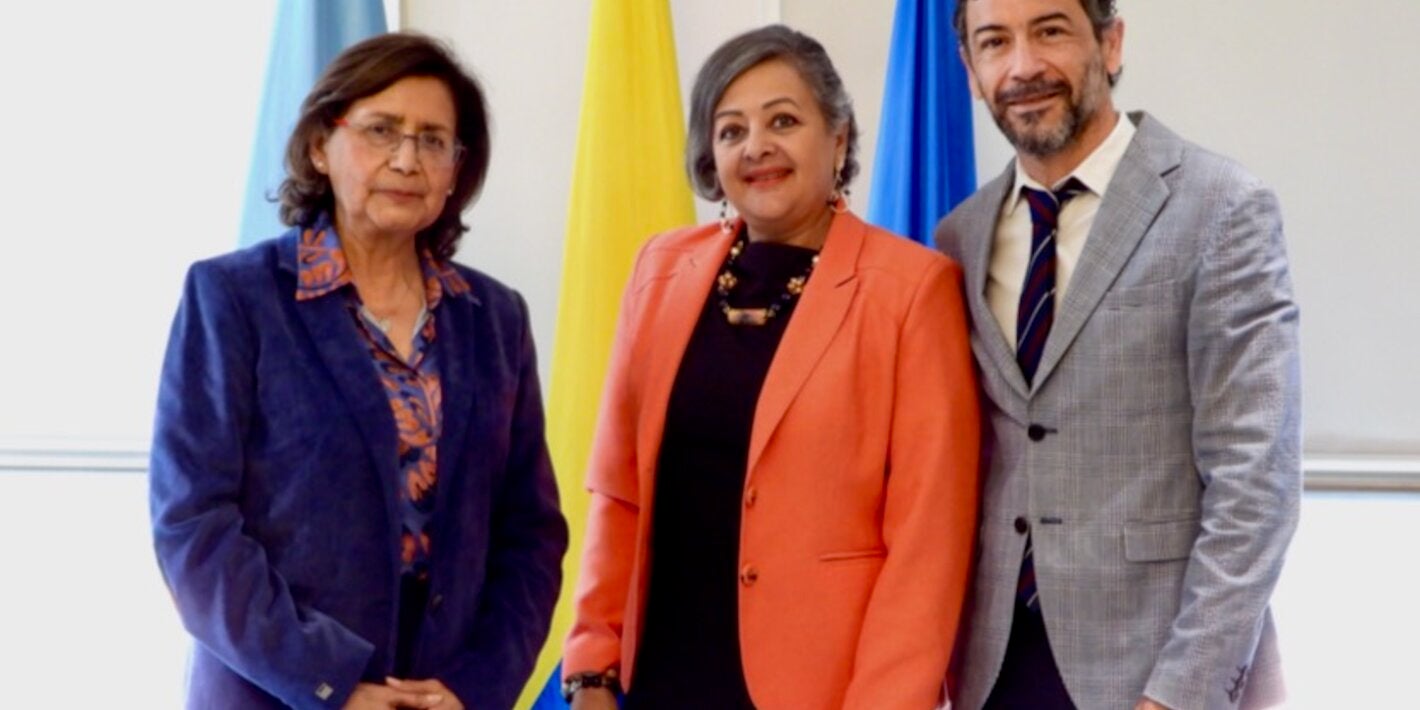 tres personas posando para la camara