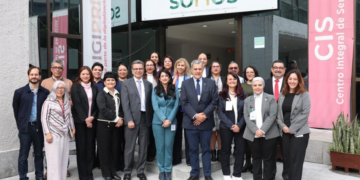 Grupo de personas que participaron en la reunión de bienvenida a la misión de la OMS.