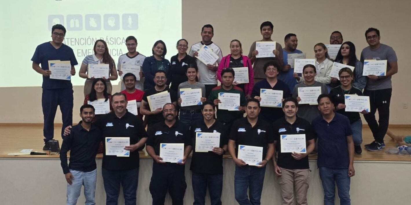Grupo de personas que obtuvieron su diploma por concluir el curso de Atención Básica de Emergencias BEC