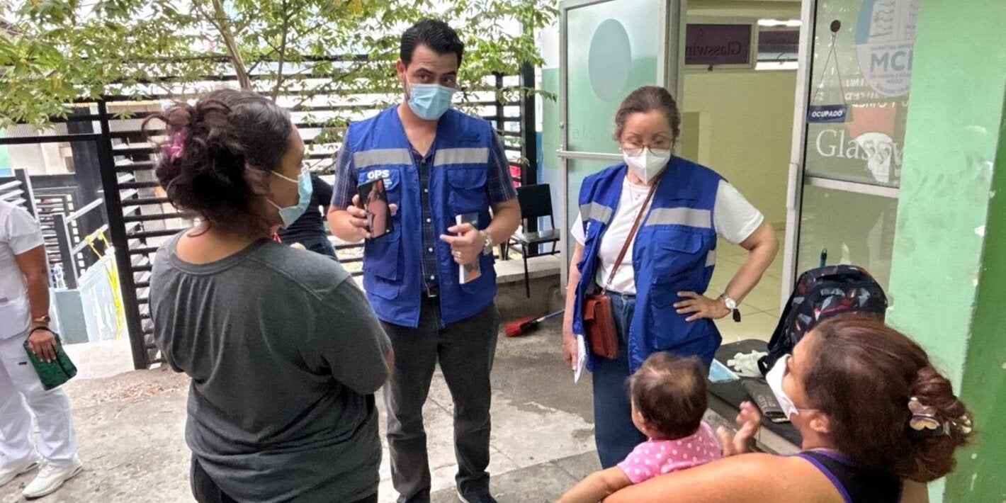 Personal de OPS entrevista a madre de niño sospechoso de sarampión