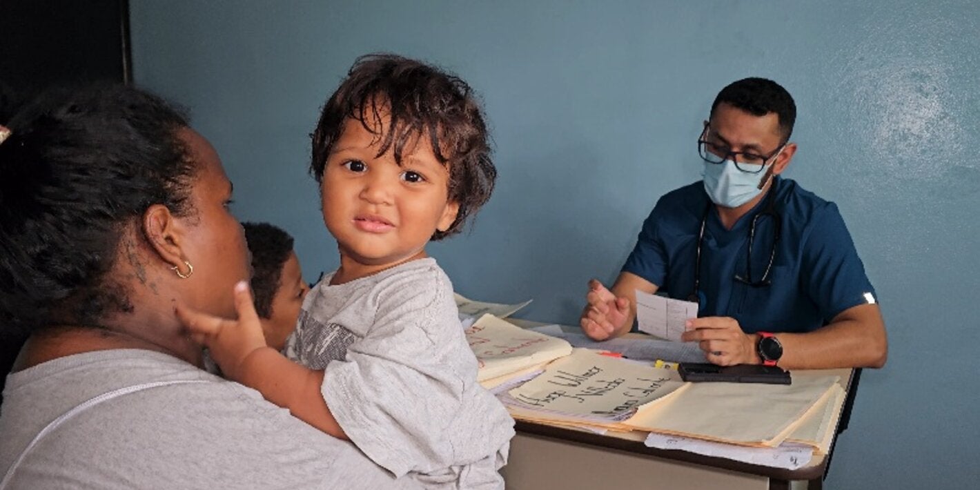 Madre con su niño en consulta