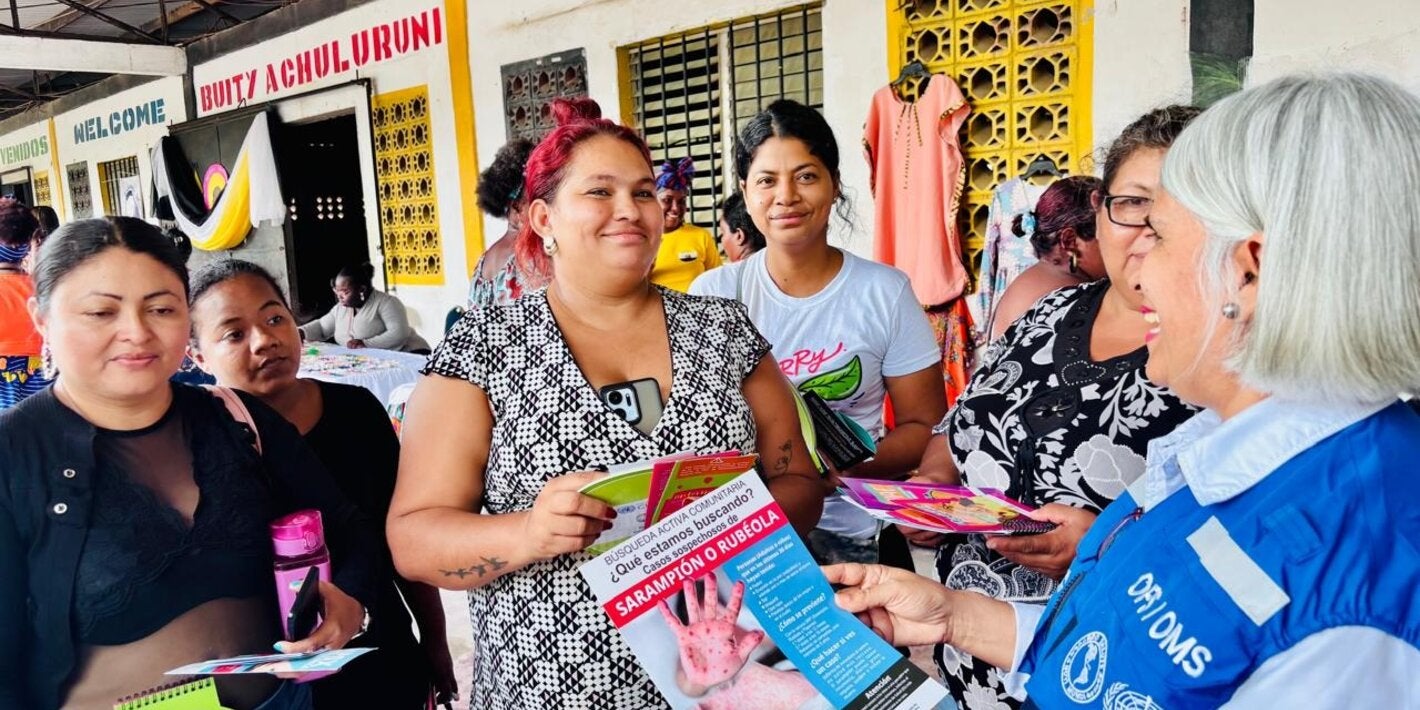 lideresas comunitarias aprenden sobre sarampión